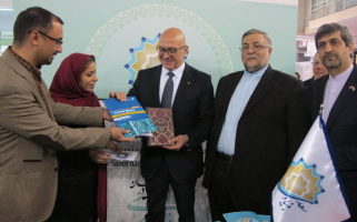 بازدید وزیر فرهنگ صربستان از غرفه بنیاد سعدی در نمایشگاه بین المللی کتاب بلگراد